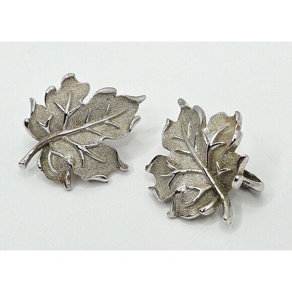 CROWN TRIFARI Shiny Silver Tone Matte Maple Leaf  Clip Earrings Vintage 1.25" - Picture 3 of 4